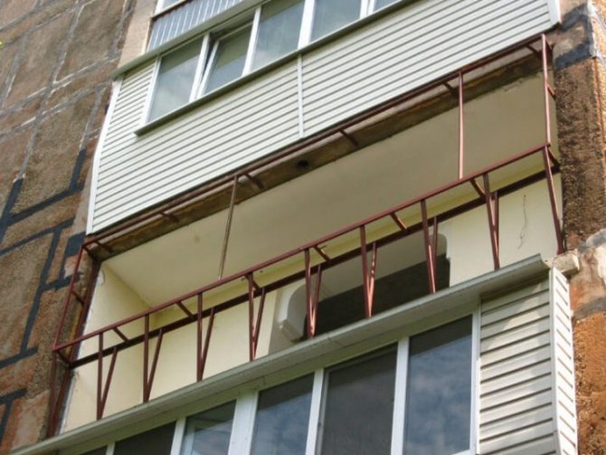 To måder at lave en altan med udtagning - langs vindueskarmen og bunden af ​​pladen