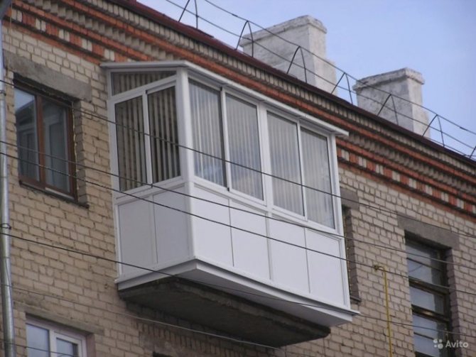 2 moduri de a face un balcon cu un loc de luat masa - de-a lungul pervazului și bazei plăcii