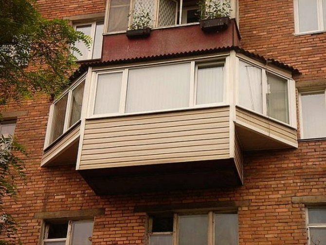 To måder at lave en altan med udtagning - langs vindueskarmen og bunden af ​​pladen