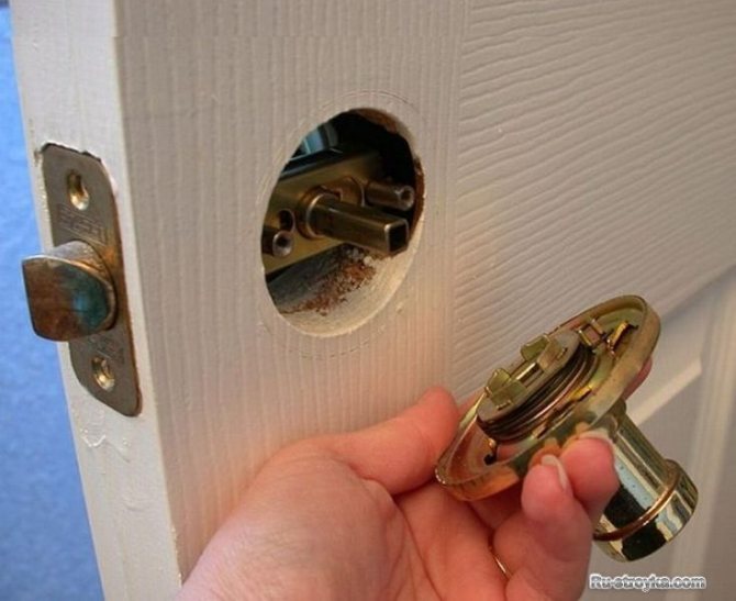 (44 fotografii) Cum se demontează mânerul ușii