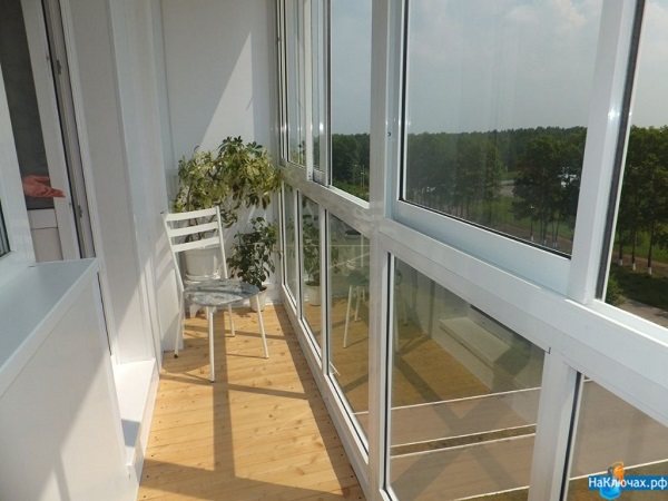 aluminiumsrammer på balkonen med panoramaudsigt