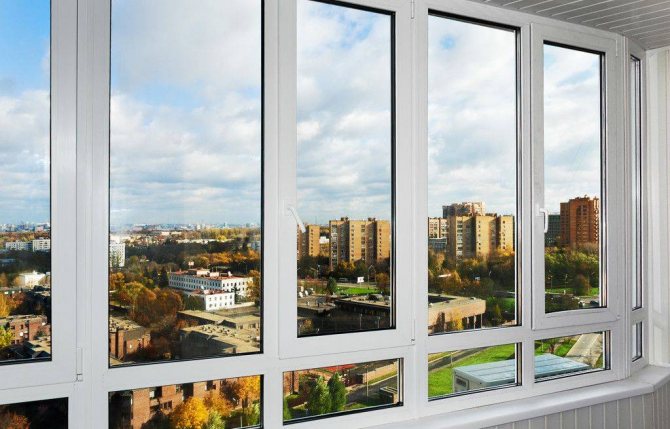 Ang mga sliding window ng aluminyo sa balkonahe
