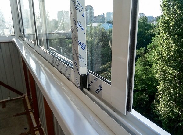 Ferestre glisante din aluminiu către balcon