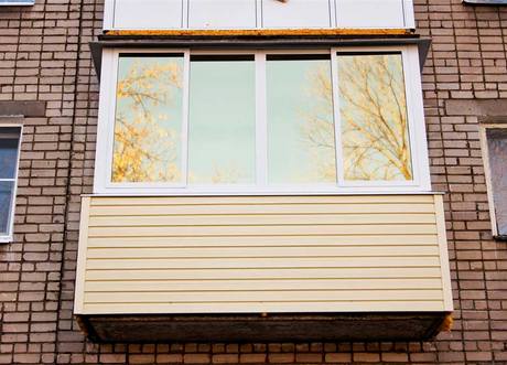 balcon vitrat cu geamuri colorate
