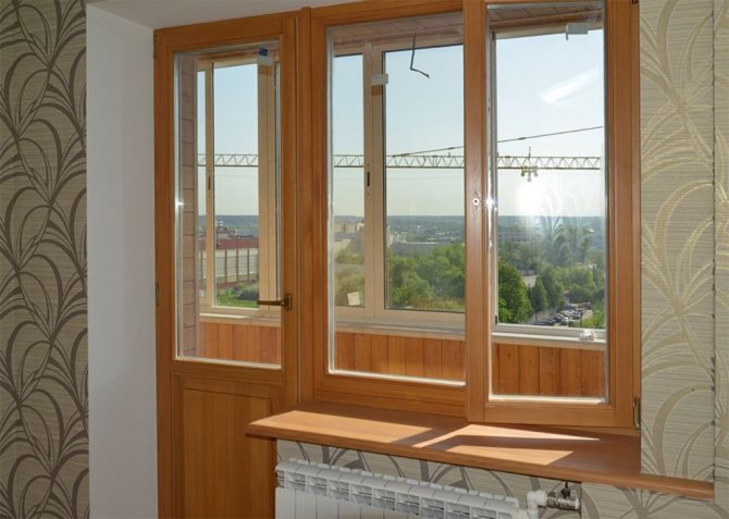 Balkon enhed med svingdør og vip-og-drej vindue