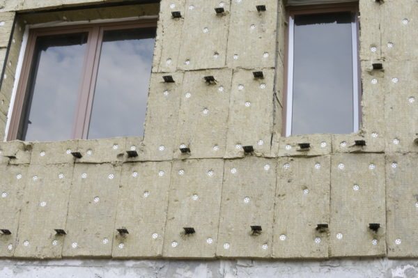 Vata bazaltică este utilizată cu succes pentru izolarea fațadelor.