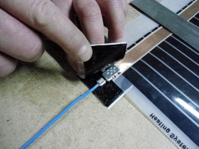 Bitumenbånd fungerer som isolering til ledningskontakter