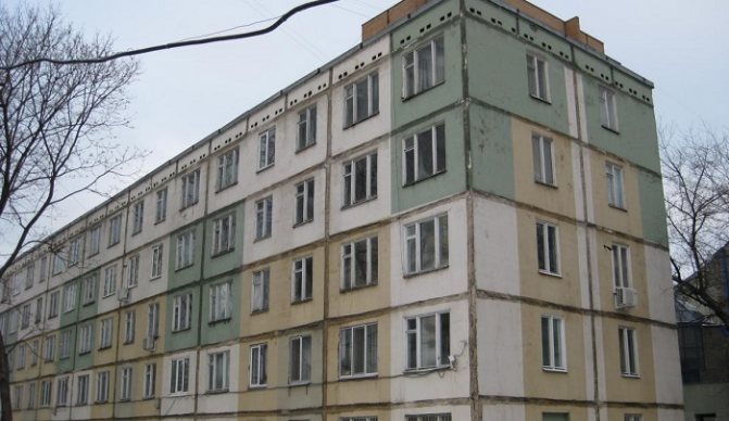 blok fem-etagers bygning Khrushchev