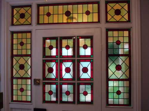 غالبًا ما تكون أبواب المدخل مزينة بأنماط هندسية على الزجاج.