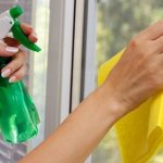 Cum se curăță vopseaua pe bază de apă de ferestrele din plastic