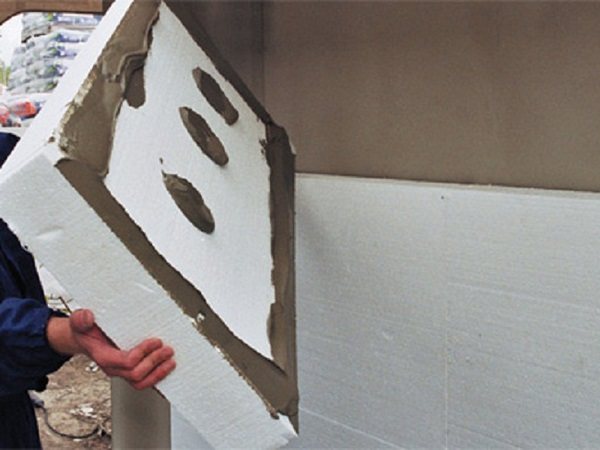 Cum să lipiți polistirenul pe un tavan de beton