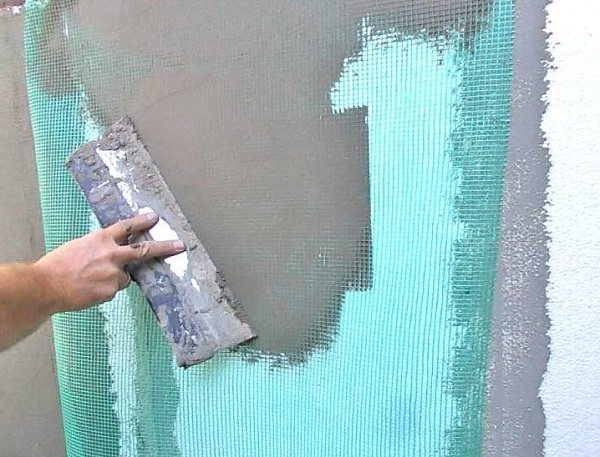 Cum să lipiți polistirenul pe un tavan de beton