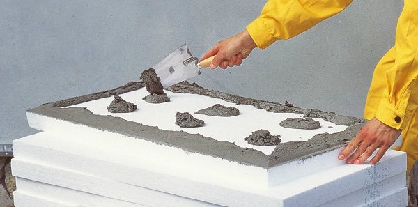 Sådan limes styrofoam til et betonloft