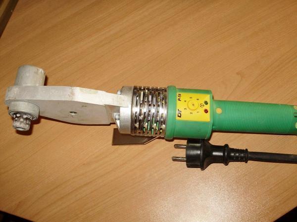 Upang makagawa ng isang soldering iron para sa mga polypropylene pipes, dapat mong panoorin ang video ng pagsasanay