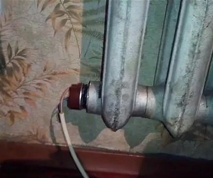 Cast iron heating radiator na may built-in na elemento ng pag-init