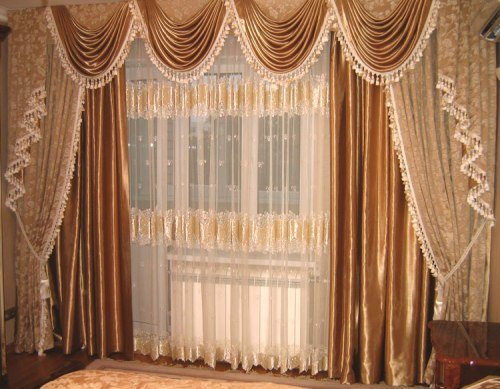 Dekorative gardiner i to rækker