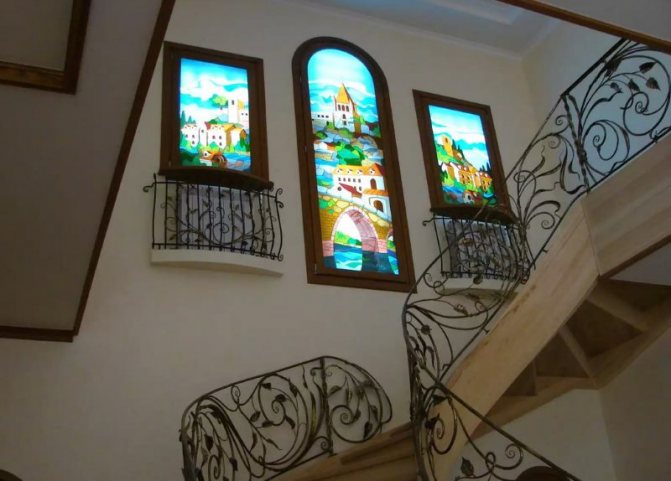 Udsmykning af trappevæggen med efterligning af vinduer