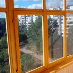 cadru de lemn pe balcon
