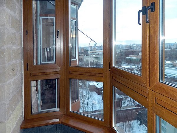 ferestre cu geam termopan din lemn pe balcon