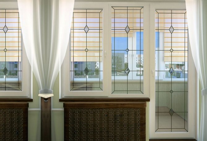 Balkonblokdesign med farvet glas