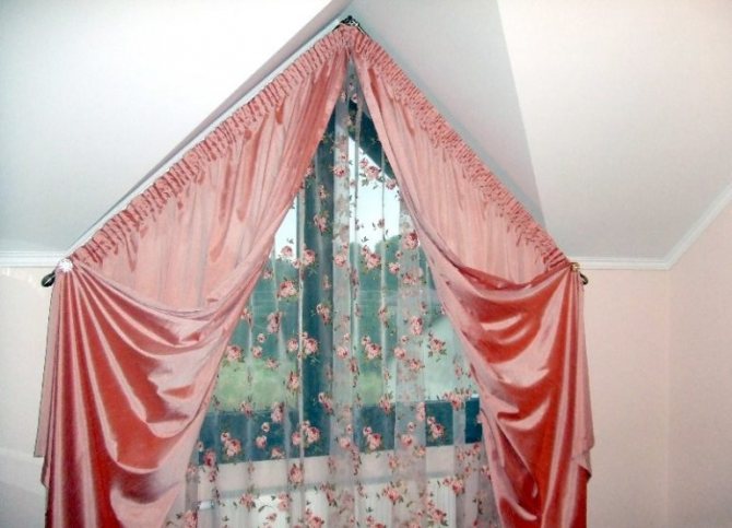 For en kompakt åbning skal du bruge korte gardinstænger som tilbehør til gardiner
