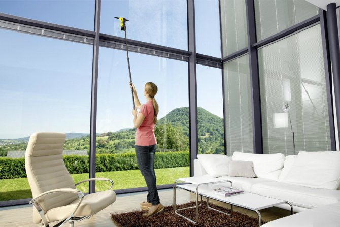 O perie lungă sau un burete magnetic este folosit pentru curățarea ferestrelor panoramice mari