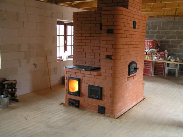En ovn med to klokker og kogeplader varmes og føder op