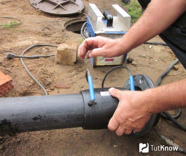 Electrofusion welding ng mga polyethylene pipes para sa supply ng tubig