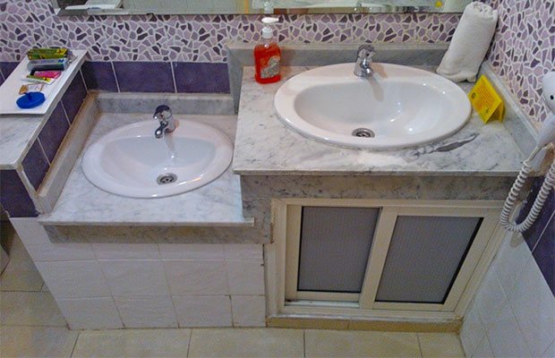 Hvis det er muligt, anbefales det, at børn installerer en separat håndvask af mindre størrelse og i en højde i henhold til deres højde