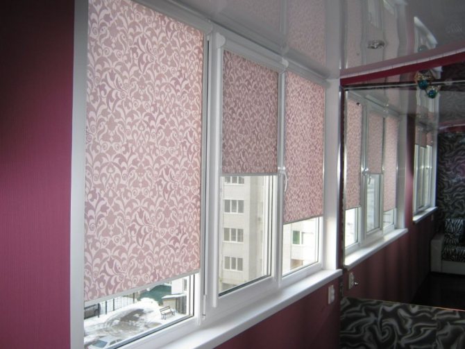 Hvis der er installeret rullegardiner på vinduesrammen, forstyrrer de ikke, når du åbner eller lukker vinduet.