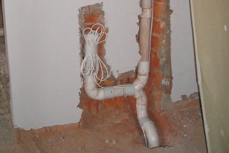 Dacă bucătăria dvs. se află doar în stadiul lucrărilor de construcție și reparații, atunci va fi util să ascundeți țevile în pereți.
