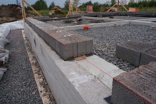 Stadier med at bygge et hus fra ekspanderede lerbetonblokke