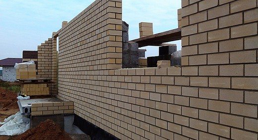 Stadier med at bygge et hus fra ekspanderede lerbetonblokke