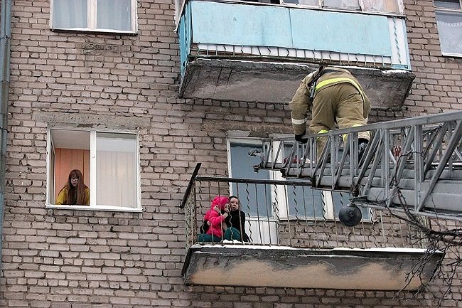 evacuarea persoanelor de pe balcon