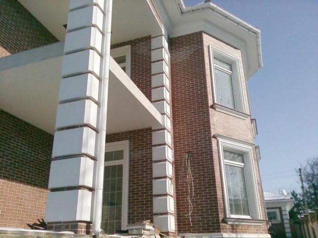 Bygningens facadeindretning med ekspanderet polystyren
