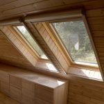 Fotografie a ferestrelor de acoperiș din lemn în dormitor