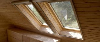Fotografie a ferestrelor de acoperiș din lemn în dormitor