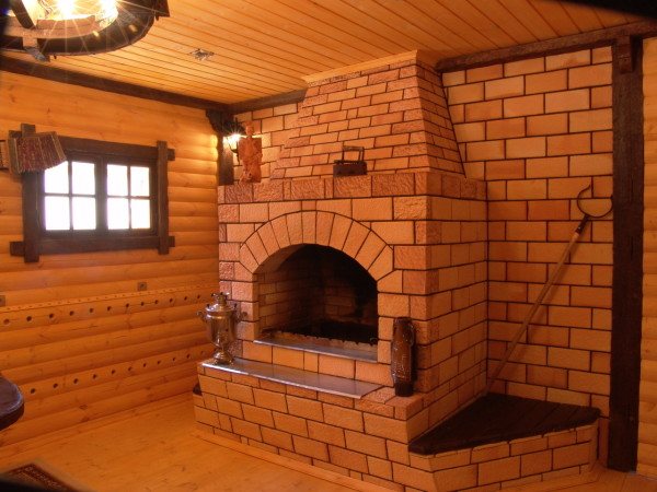 Foto af en murstensstruktur med en fjern pejs i omklædningsrummet (åben ildkasse).