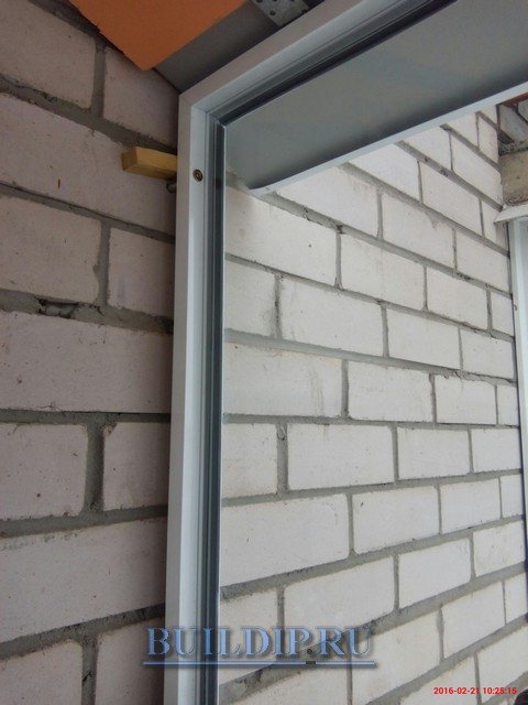 Fotografie de fixare a cadrului lateral al geamului rece.