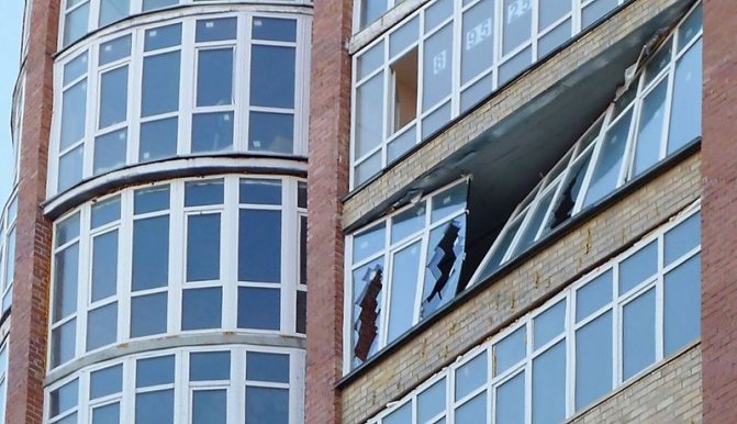 Foto: rigiditatea insuficientă a geamurilor panoramice poate duce la distrugerea acesteia, ferestre mari
