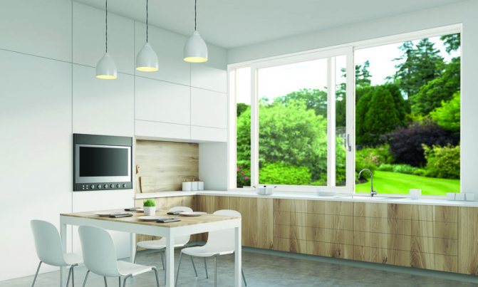 Foto: Roto Inowa-vinduer med designer Swing-håndtag er den optimale løsning til køkkenet.Når bordpladen kombineres med vindueskarmen, vil afstanden fra gulvet til vinduet være 850-870 mm (på køkkenbordets niveau)