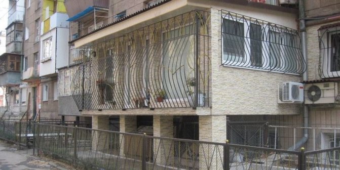 Larawan: na may isang malaking glazing area, ang mga grilles sa windows ay hindi magiging mura