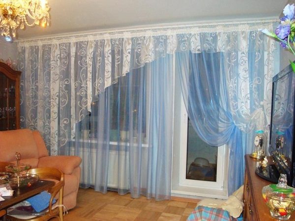 foto: gardiner på et vindue med en altandør i stuen