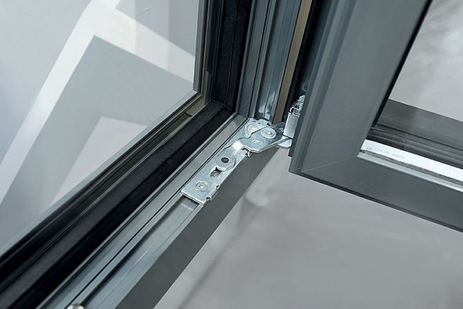 Fotó: A rejtett Roto AL Designo zsanérok nem láthatók csukott ablak esetén *