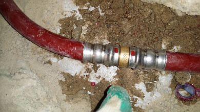 Larawan - Pagkonekta ng mga tubo sa sahig na may press fitting