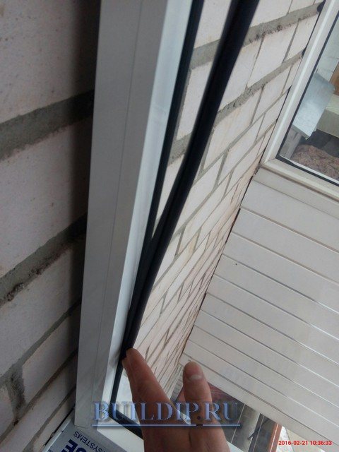 صورة لتركيب ختم مطاطي لنوافذ الألمنيوم.