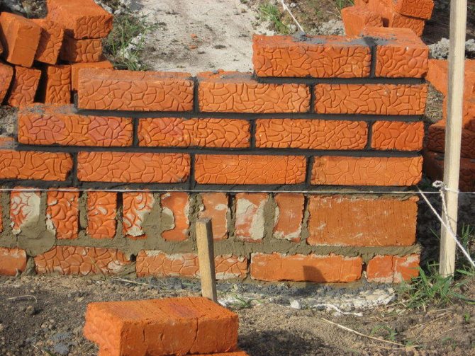 Fundație de cărămidă - instrucțiuni pas cu pas, argumente pro, contra, instrucțiuni, sfaturi ale zidarilor