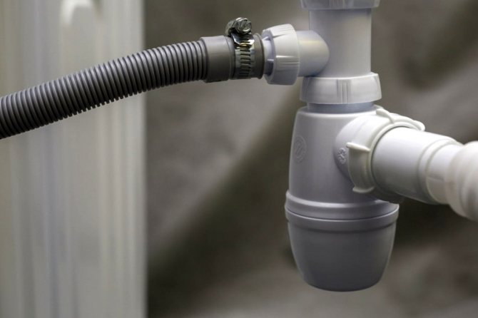 Etanșarea hidraulică poate fi în interiorul dispozitivului de instalații sanitare, dar în cea mai mare parte este montată separat