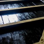 Hydroizolace dřevěné podlahy pomáhá předcházet plísním.