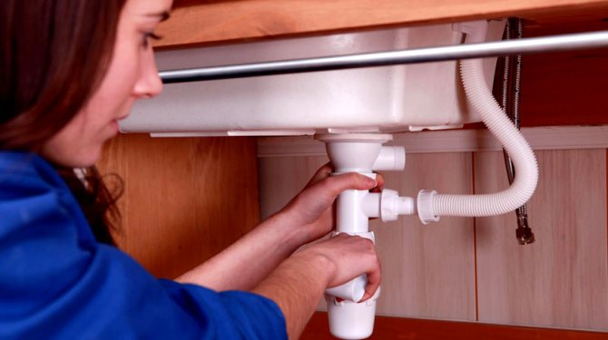 Capcana de miros pentru chiuvetă sau chiuvetă este echipată cu un sistem de preaplin - o conductă suplimentară, datorită căreia probabilitatea de a inunda apartamentul este eliminată